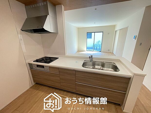 【現地写真(キッチン)】収納たっぷりのシステムキッチン、浄水器付水栓を標準装備しています。
