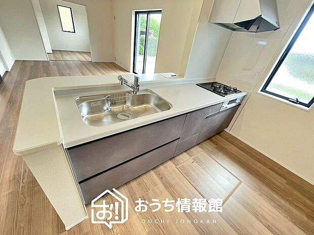 【現地写真(キッチン)】収納たっぷりのシステムキッチン、浄水器付水栓を標準装備しています。