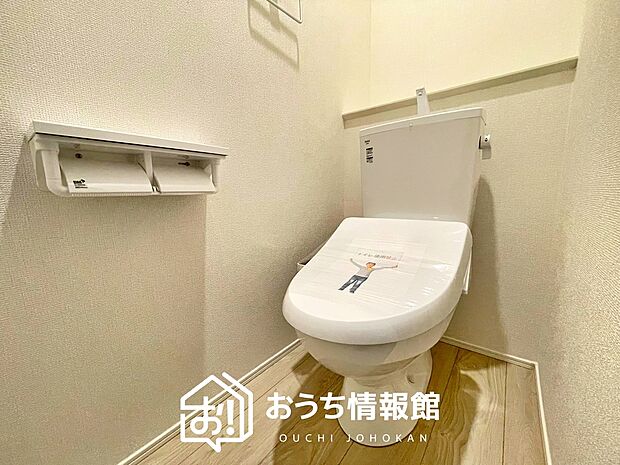 【トイレ】汚れてもサッとひと拭きでお手入れ簡単、エコ仕様の温水洗浄便座付きのトイレです。
バリアフリーにも配慮しています。
