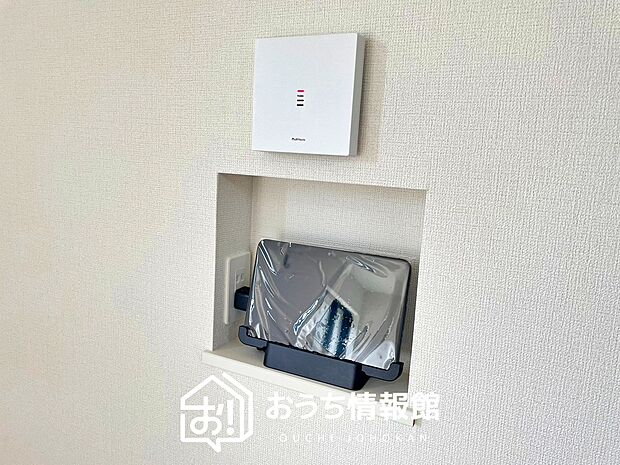 【TVモニター付インターホン】玄関の子機にカメラが付いており、来訪者の顔を確認できるため、音声だけの対応とは安心感が違います。
また、ハンズフリー通話で受話器を持つわずらわしさを解消できます。