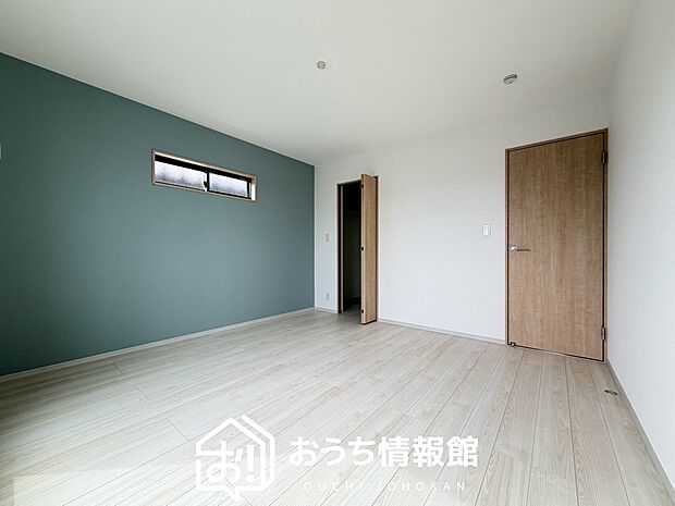 【現地写真（寝室）】木目の美しさを際立たせるシンプルデザインの建具を使用しています。
