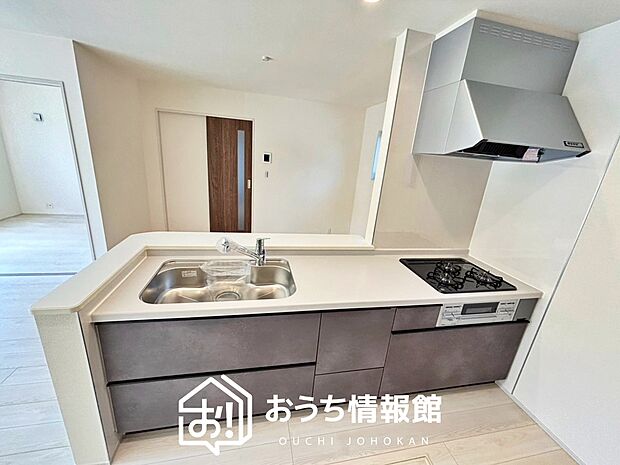 【現地写真(キッチン)】収納たっぷりのシステムキッチン、浄水器付水栓を標準装備しています。