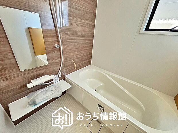 【現地写真(浴室)】浴室暖房乾燥機付き。1坪タイプで広々です。