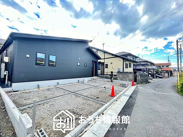【現地写真(前道含む外観)】軽くて火災に強い屋根材を採用し、地震時の建物への負担や揺れを軽減しています。