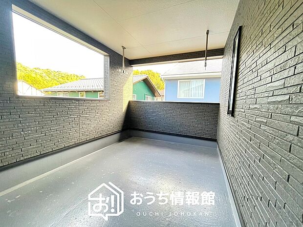 【バルコニー】奥行きが広く、洗濯物をゆったりと干せる十分な広さで、家族の洗濯も捗ります。