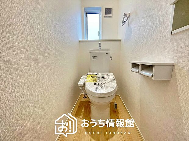 【トイレ】汚れてもサッとひと拭きでお手入れ簡単、エコ仕様の温水洗浄便座付きのトイレです。
バリアフリーにも配慮しています。