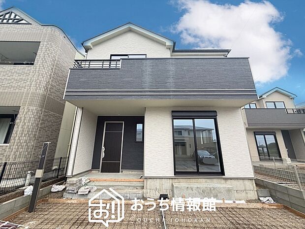【現地写真(外観)【B号地】】軽くて火災に強い屋根材を採用し、地震時の建物への負担や揺れを軽減しています。