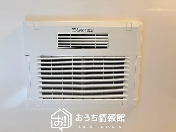 【電気式浴室暖房換気乾燥機】寒い冬場はあたたかく、暑い夏場は扇風機のような心地よさです。
雨の日は、浴室が衣類乾燥スペースになります。