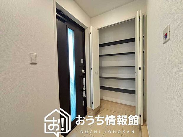 【現地写真（玄関）】玄関には、大型のシューズ収納を設置しています。