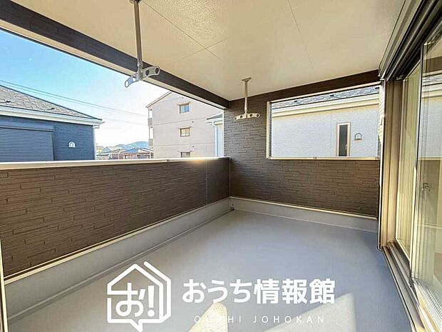 【バルコニー】奥行きが広く、洗濯物をゆったりと干せる十分な広さで、家族の洗濯も捗ります。