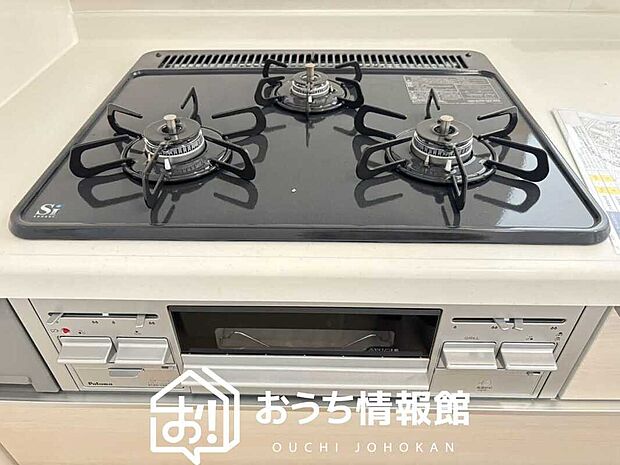 【ビルトインコンロ】フラットな構造で清掃性が高く、過熱防止センサー付３口タイプで日頃の家事も快適です。