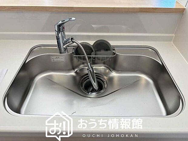 【浄水器内臓ハンドシャワー付シンク】広々とした凸型シンクに洗剤ポケットを標準装備。すっきり収納できます。
また、蛇口の先端に浄水器を内蔵しているため場所をとりません。
