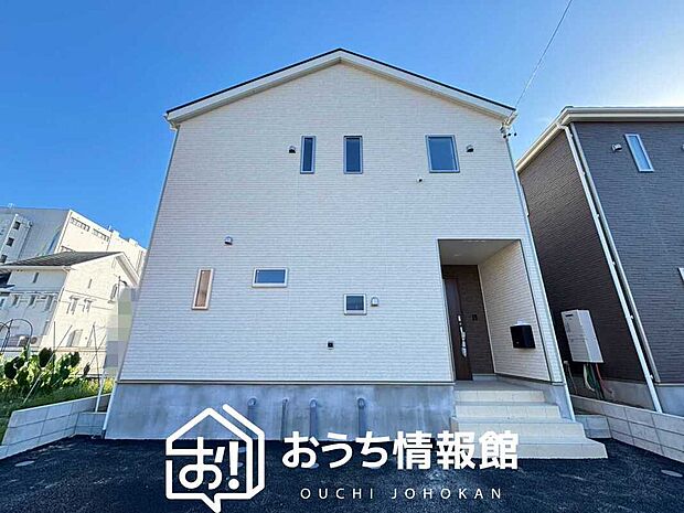 【現地写真（外観）【２号地】】雨で汚れを落とし、耐久性・耐候性に優れた外壁を使用しています。