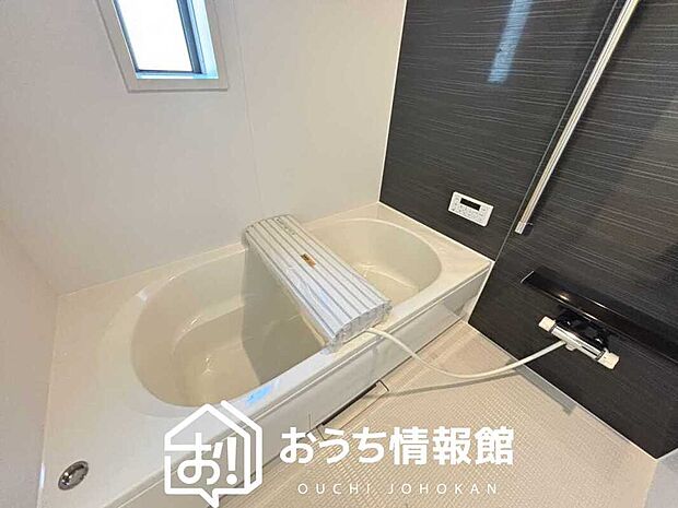 【現地写真（浴室）】浴室暖房乾燥機付き。１坪タイプで広々です。