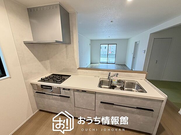 【現地写真（キッチン）】収納たっぷりのシステムキッチン、浄水器付水栓を標準装備しています。