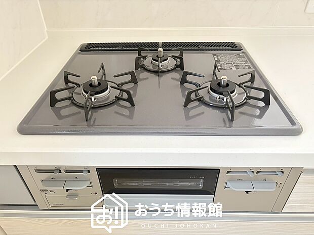 【ビルトインコンロ】フラットな構造で清掃性が高く、過熱防止センサー付３口タイプで日頃の家事も快適です。