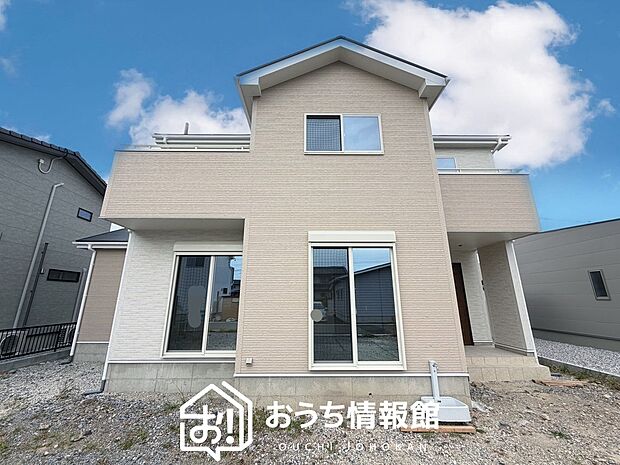 【現地写真（外観）【２号地】】軽くて火災に強い屋根材を採用し、地震時の建物への負担や揺れを軽減しています。