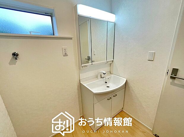 【洗面台・洗面所】鏡の両サイドは、必要なものを取出しやすく、大きな鏡面で朝の準備も快適。
使いやすいリフトアップ機能付きのシングルレバーシャワー水栓付です。