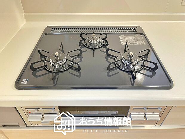 【ビルトインコンロ】フラットな構造で清掃性が高く、過熱防止センサー付３口タイプで日頃の家事も快適です。
