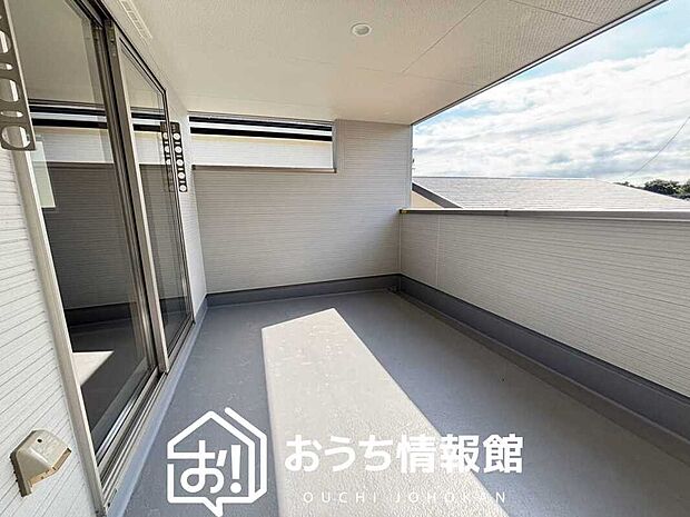 【バルコニー】奥行きが広く、洗濯物をゆったりと干せる十分な広さで、家族の洗濯も捗ります。