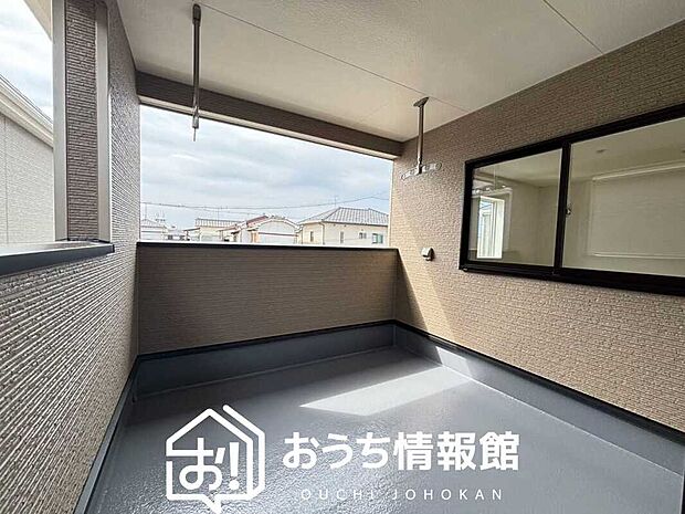 【バルコニー】奥行きが広く、洗濯物をゆったりと干せる十分な広さで、家族の洗濯も捗ります。