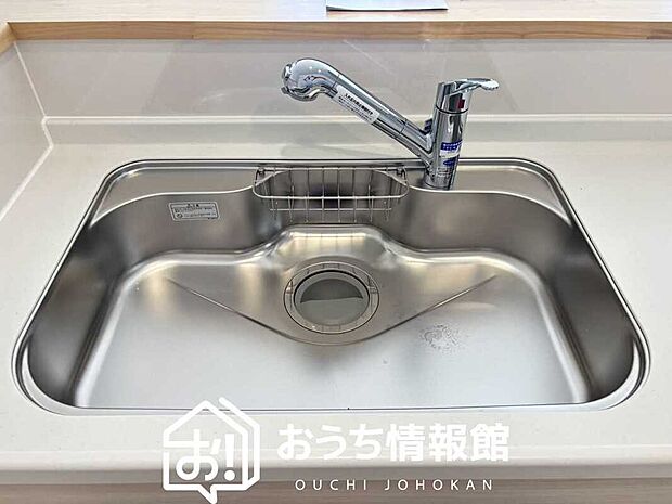 【浄水器内臓ハンドシャワー付シンク】広々とした凸型シンクに洗剤ポケットを標準装備。すっきり収納できます。
また、蛇口の先端に浄水器を内蔵しているため場所をとりません。