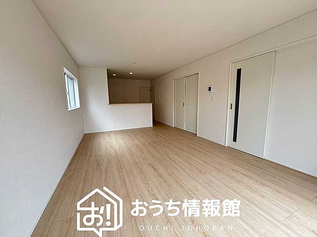 【現地写真（リビング）】フローリング材には、木目、色調など木材特有の風合いがあり、ナチュラルな美しさになっています。