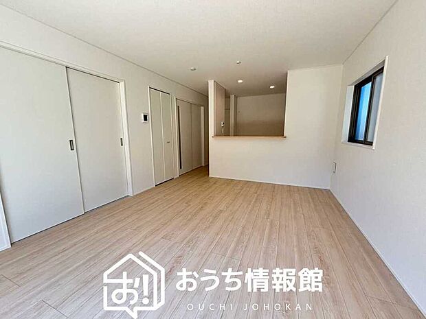 【現地写真（リビング）】フローリング材には、木目、色調など木材特有の風合いがあり、ナチュラルな美しさになっています。