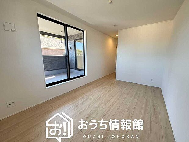 【現地写真（寝室）】木目の美しさを際立たせるシンプルデザインの建具を使用しています。