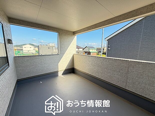 【バルコニー】奥行きが広く、洗濯物をゆったりと干せる十分な広さで、家族の洗濯も捗ります。