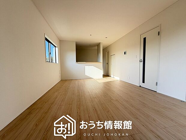 【現地写真（リビング）】フローリング材には、木目、色調など木材特有の風合いがあり、ナチュラルな美しさになっています。