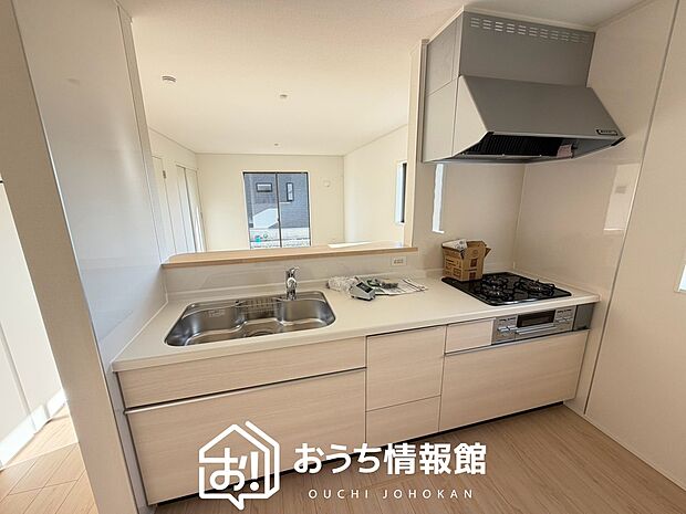 【現地写真（キッチン）】収納たっぷりのシステムキッチン、浄水器付水栓を標準装備しています。