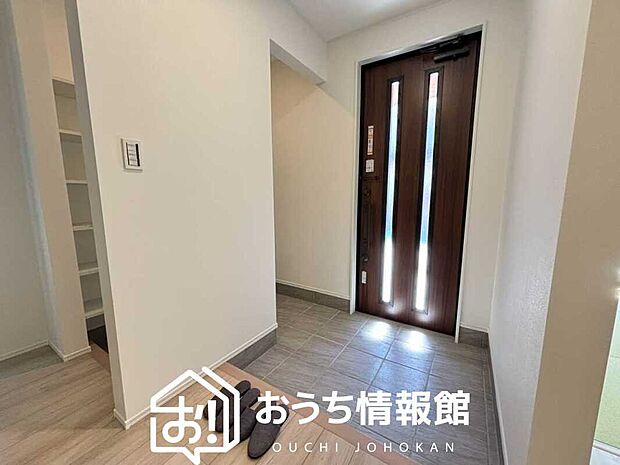 【現地写真(玄関)】玄関には、大型のシューズ収納を設置しています。