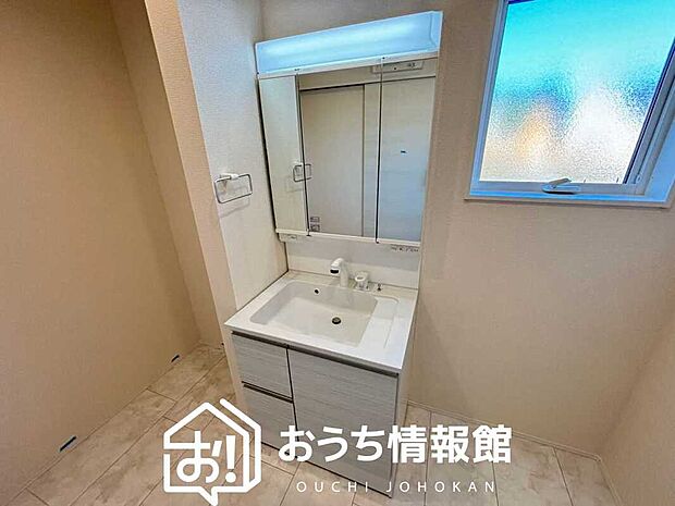 【洗面台・洗面所】鏡の両サイドは、必要なものを取出しやすく、大きな鏡面で朝の準備も快適。
使いやすいリフトアップ機能付きのシングルレバーシャワー水栓付です。
