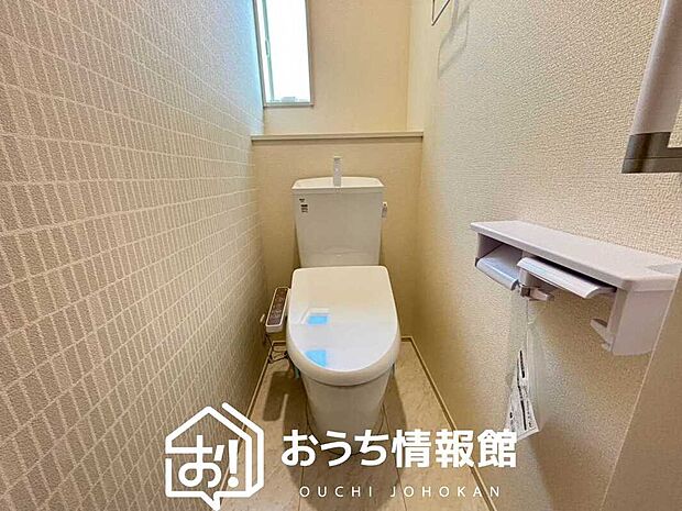 【トイレ】汚れてもサッとひと拭きでお手入れ簡単、エコ仕様の温水洗浄便座付きのトイレです。
バリアフリーにも配慮しています。