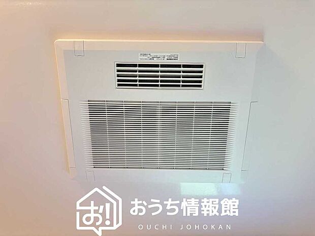 【電気式浴室暖房換気乾燥機】寒い冬場はあたたかく、暑い夏場は扇風機のような心地よさです。
雨の日は、浴室が衣類乾燥スペースになります。