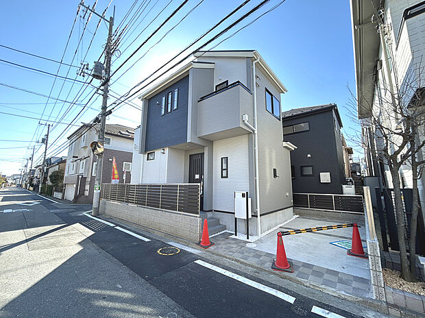 【外観：2号棟】
太陽光パネル搭載ZEH水準仕様住宅！
設計・建設住宅性能評価書、耐震等級3取得の高仕様住宅で快適な暮らしを叶えます！