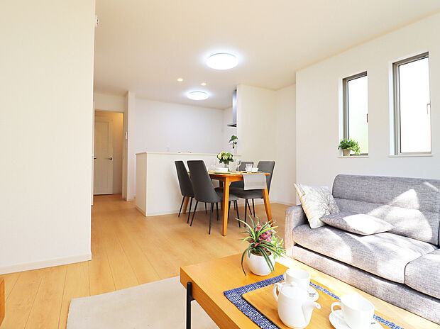 【施工例:LDK】
全棟カースペース2台分確保されたゆとりある敷地!
LDK16帖超×4部屋の広々とした間取りで開放的な空間での暮らしを愉しめます!