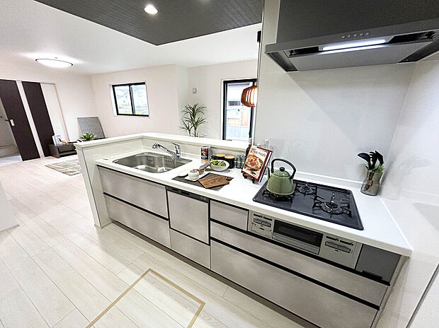 【施工例:Kitchen】
耐震等級3を含む、住宅性能評価6項目で最高等級を取得している高仕様設計。
断熱等性能等級5/一次エネルギー消費量等級6をクリアするZEH水準仕様。