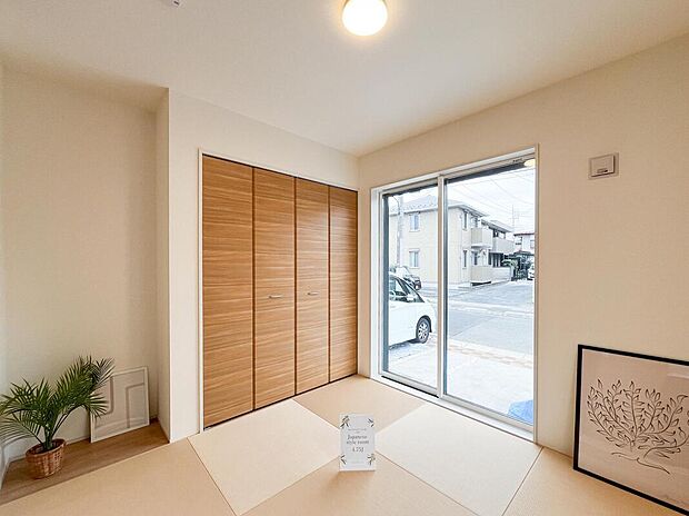 【Room：1号棟】
縁なしのオシャレな畳が採用された和室。扉を開けておくことで、リビングの延長として利用可能！21.75帖の大空間を演出。