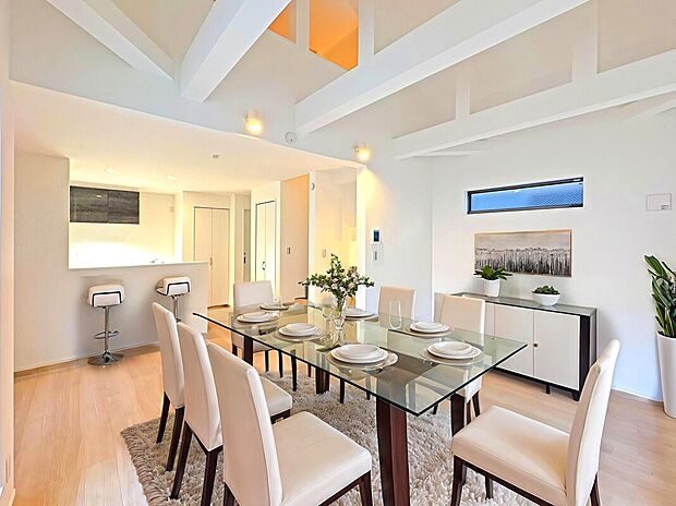 【LDK:17帖】
3面採光のLDK。窓多く備わっており、常に心地よい日差しが入り込んできます!
本画像はCGで作成しており、実際に現地に家具は配置しておりません。また、価格に家具は含まれません。