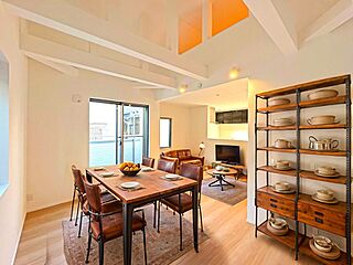 【現地販売物件】固定階段式小屋裏収納が備わった吹抜仕様の開放的なリビングルーム　～足立区千住寿町～ その他