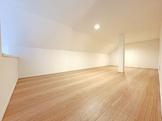 【現地販売物件】固定階段式小屋裏収納が備わった吹抜仕様の開放的なリビングルーム　～足立区千住寿町～ その他