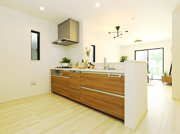 【施工例:Kitchen】
開放感あるカフェスタイルのおしゃれなフルオープンキッチン採用!リビング全体が見渡せられるので、子供の様子を見ながら、家族との会話を楽しみながら料理ができます!