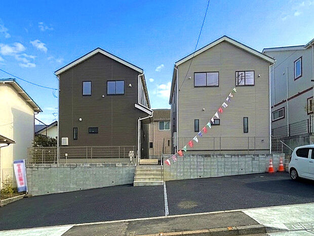 【外観】
京王線「聖蹟桜ヶ丘」駅まで徒歩12分の好立地に佇む、敷地52坪の邸宅が堂々完成！LDK18帖超×4部屋の広々とした住まいです！現地即日ご内覧可能です！お気軽にお問い合わせください！