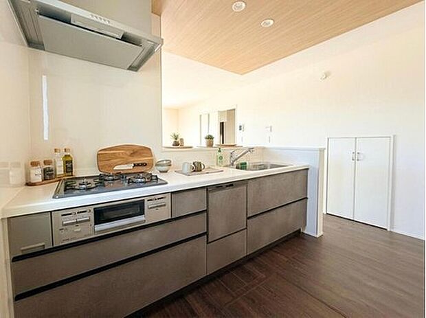 【建物プラン例】
周辺は低層住宅が広がる穏やかな街並みで、車通りも比較的少なく、静かで安心感のある暮らしが実現できそうです。