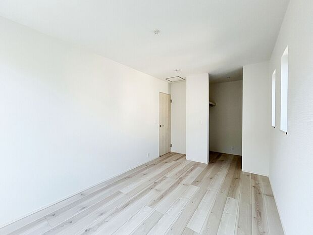 【施工例：Room】
WICが備わっており、スペースが確保されているため、アイテムごとに収納を分けて整理することができます。