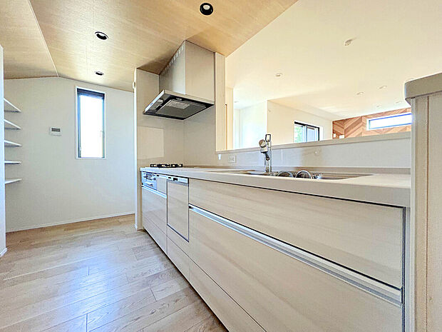 【施工例：Kitchen】
スーパーやコンビニ、ドラッグストアなど商業施設が徒歩8分圏内に点在。生活利便施設が揃っており、日々の買い物や用事を身近で済ませやすい立地。