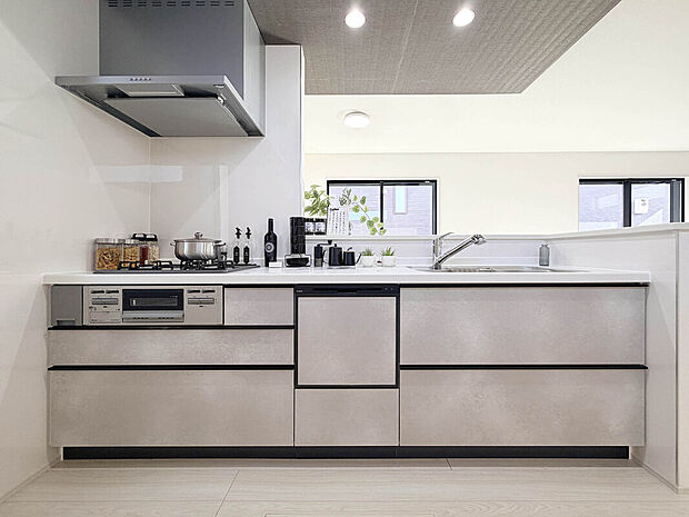 【建物プラン例：Kitchen】
保育園徒歩11分、幼稚園徒歩10分、小中学校徒歩9分と教育施設がお子様の通いやすい距離に揃っている子育て世帯でも安心の住環境です。
