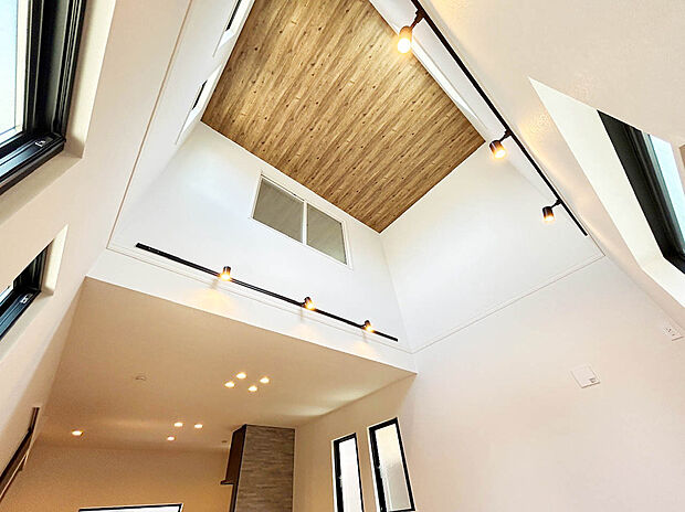 【【LDK:17.3】】開放的な吹抜が印象的なリビング。
採光窓が多く、日中は優しい陽射しが降り注ぐくつろぎ空間となります。